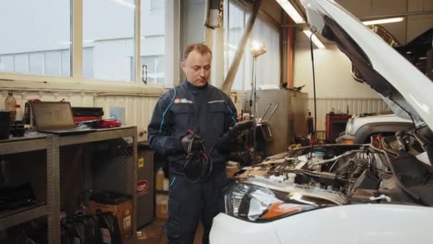 Spécialiste Près Voiture Diagnostic Dans Atelier Service Automobile Concept Maintenance — Video