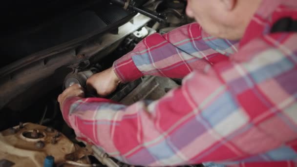 Mechanik Kluczem Pracy Naprawy Silnika Samochodu Centrum Serwisowym Samochodu Mężczyźni — Wideo stockowe