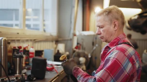高级灰发机修工在一家汽车修理店工作 英俊的汽车技师正在提供汽车服务 汽车修理工修理汽车 工匠们准备了一种作工的工具 — 图库视频影像