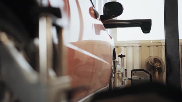 Hjuluppriktningsutrustning Ett Bilhjul Reparationsstation Close Bil Hjul Inomhus Service Underhåll — Stockvideo