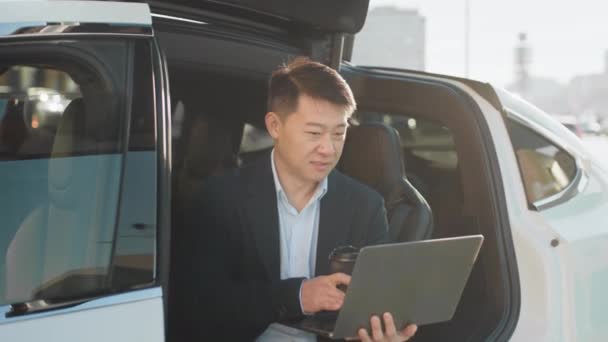 Empreendedor Asiático Elegante Usando Laptop Sem Fio Carregar Carro Elétrico — Vídeo de Stock
