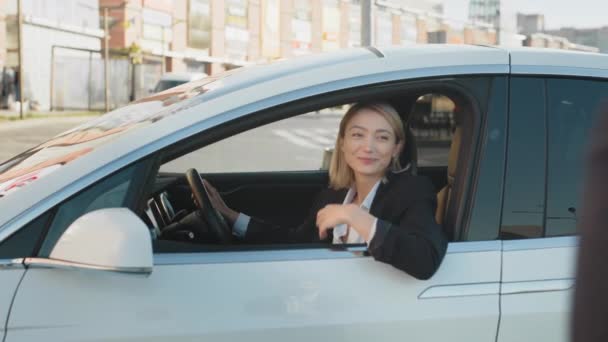 Blanke Jonge Vrouw Zakenpak Die Sleutels Uit Haar Droomauto Neemt — Stockvideo
