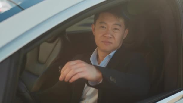 Satisfeito Asiático Homem Terno Negócios Mostrando Chaves Carro Enquanto Sentado — Vídeo de Stock