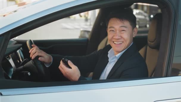 Verschwommener Hintergrund Eines Lächelnden Asiatischen Geschäftsmannes Schwarzen Anzug Der Einem — Stockvideo