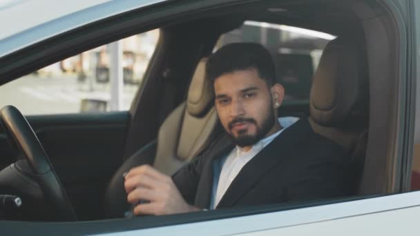 Przystojny Indyjski Biznesmen Siedzący Luksusowym Nowoczesnym Samochodzie Demonstrujący Klucz Przez — Wideo stockowe