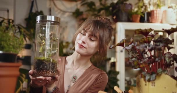 Meisje Verkoper Een Plantenwinkel Haar Werkplek Zorgt Voor Een Plant — Stockvideo