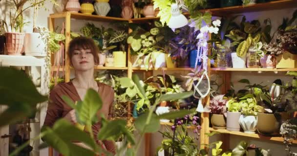 Florista Feminina Avental Remoção Poeira Folhagem Verde Plantas Loja Floral — Vídeo de Stock