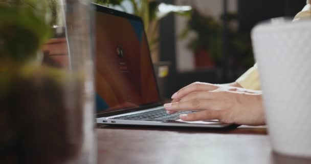 Nahaufnahme Eines Angestellten Eines Blumengeschäfts Der Einen Laptop Benutzt Das — Stockvideo