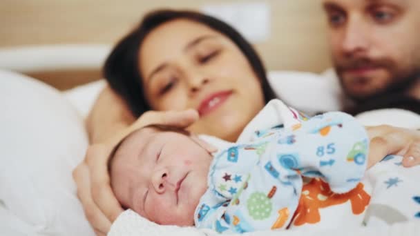 Niño Recién Nacido Siendo Acunado Por Nueva Madre Padre Centro — Vídeos de Stock