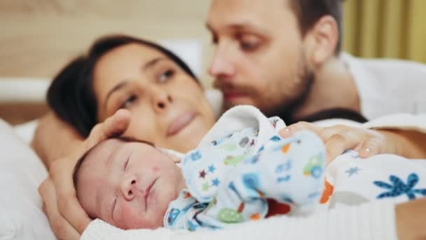Novorozený Chlapeček Který Kolébán Novou Matkou Otcem Porodním Středisku Radost — Stock video