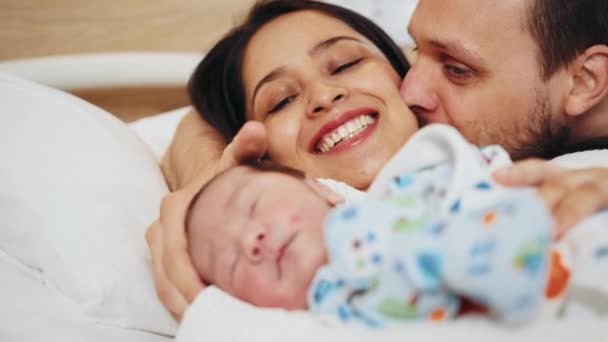 Feliz Familia Multiétnica Madre Padre Con Bebé Recién Nacido Departamento — Vídeos de Stock