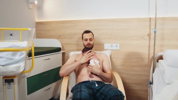 Kavkazský Otec Sedí Křesle Nemocnici Sbližuje Novorozeným Synem Táta Staral — Stock video
