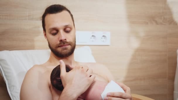 Padre Caucásico Sentado Sillón Hospital Vinculación Con Hijo Recién Nacido — Vídeos de Stock