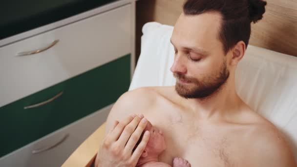 Otec Sedí Křesle Nemocnici Sbližuje Novorozeným Synem Pohled Shora Nového — Stock video
