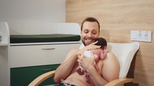 Nuevo Padre Americano Cuidando Bebé Prematuro Haciendo Piel Piel Hospital — Vídeos de Stock