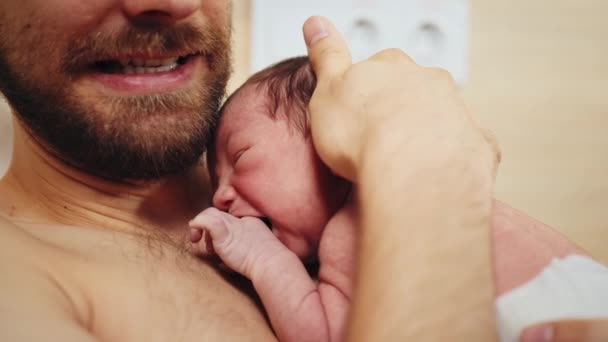 Detailní Portrét Roztomilého Novorozence Otce Prsa Starat Jeho Dítě Dělá — Stock video