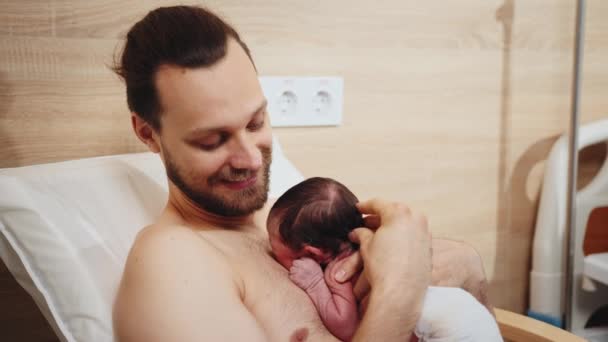 Otec Sedí Křesle Nemocnici Sbližuje Synem Zblízka Portrét Roztomilé Novorozeně — Stock video