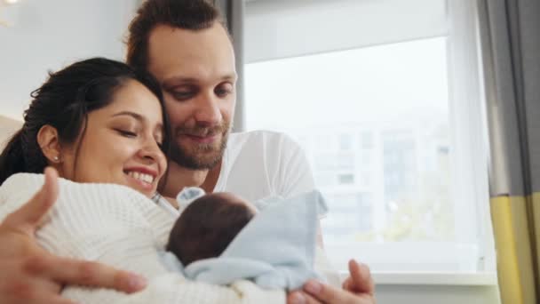 Νέοι Γονείς Στο Μεταθανάτιο Νοσοκομείο Ευτυχισμένος Πατέρας Κρατώντας Νεογέννητο Μωρό — Αρχείο Βίντεο