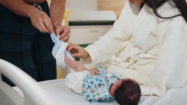 Multietnický Pár Drží Obdivuje Své Novorozeně Nemocnici Porodním Oddělení Neznámá — Stock video