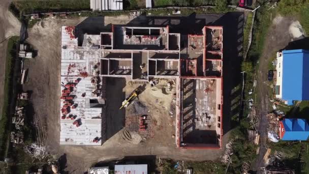 Építőipari Daruk Iskola Építésének Folyamata Európában Lakó Irodaházak Építése Légifotózás — Stock videók