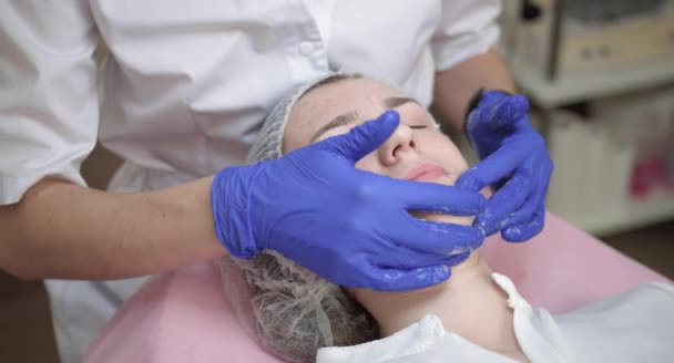 Tânără Pălărie Medicală Întinsă Canapea Medicală Cabinetul Cosmetologie Tânăra Doamnă — Videoclip de stoc