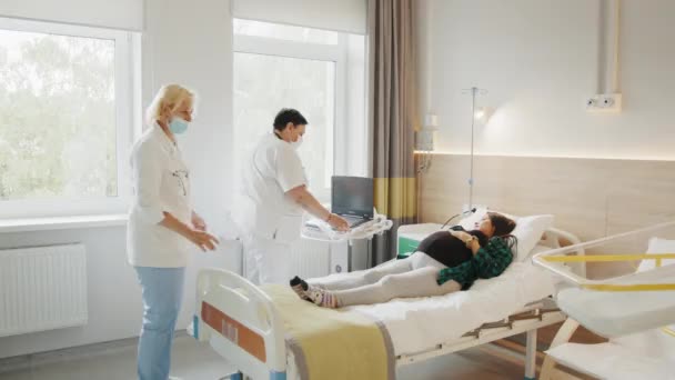 Hospital Close Quente Médico Faz Ultra Som Procedimento Ultrassonografia Para — Vídeo de Stock