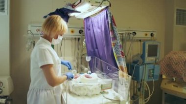 Hastanede çalışan kadın hemşire ya da ebe. Prematüre bebekler bölümünde tıbbi personel. Prematüre yeni doğan sağlık hizmetleri ve tıbbi konsept