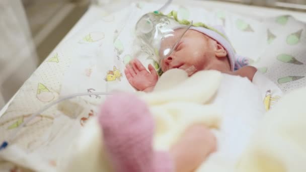 儿童健康 新生儿躺在与人工呼吸装置相连的压力室中 — 图库视频影像