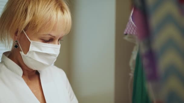 Γυναίκα Νοσοκόμα Προστατευτική Μάσκα Εργάζεται Στο Νοσοκομείο Νεογνική Ανάνηψη Γυναίκα — Αρχείο Βίντεο