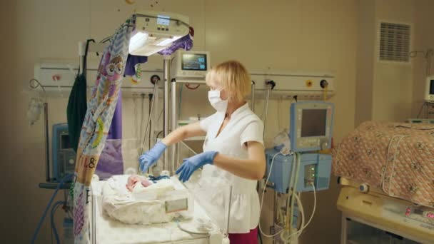Koraszülött Újszülött Egészségügyi Orvosi Koncepció Női Ápolónő Védőmaszkban Dolgozik Kórházban — Stock videók