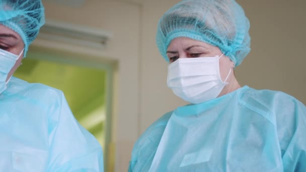 Low Angle Shot Van Vrouwelijke Verpleegster Medisch Uniform Hoed Masker — Stockvideo