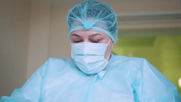 Bala Baixo Ângulo Enfermeira Feminina Uniforme Médico Doutor Mascarado Retrato — Vídeo de Stock