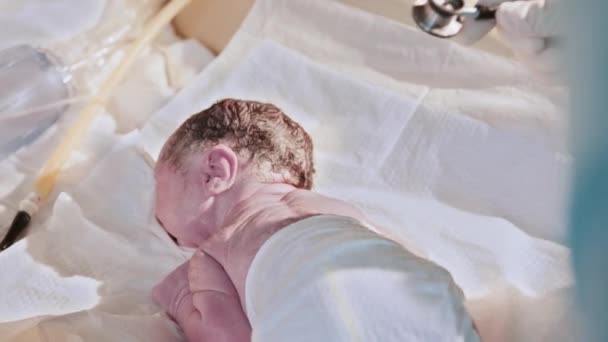 Újszülött Kórházban Szülésznői Gyermekorvos Orvos Egy Újszülöttet Vizsgál Élet Első — Stock videók