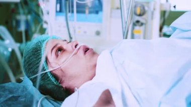Hastanede doğum yapan hamile bir kadın ağlıyor. Serum takmış bir kadın, doğum sırasında kasılmalar yaşıyor. Hamilelik, doğum. Kadın doğum hastanesinde doğum yapıyor.