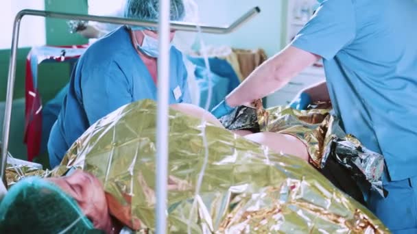 Команда Врачей Заканчивает Операцию Родильном Доме Беременность Роды Женщина Рожает — стоковое видео