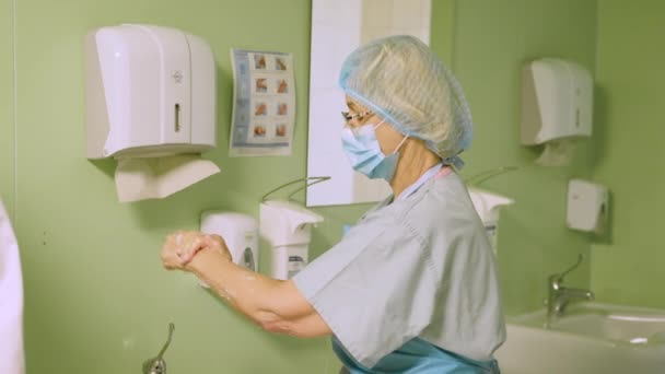 Vor Der Operation Wäscht Sich Eine Leitende Chirurgin Die Hände — Stockvideo