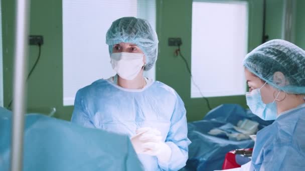 Eine Erfahrene Oberärztin Und Ihr Kompetentes Team Bereiten Sich Operationssaal — Stockvideo