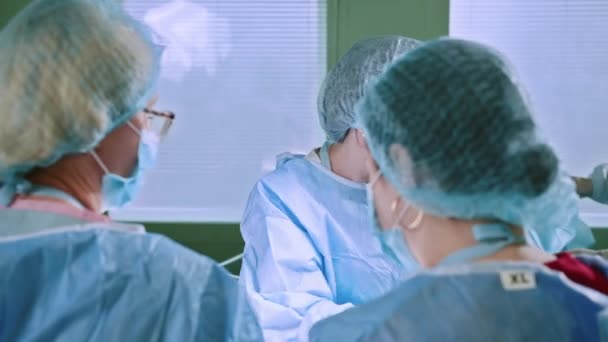 Equipo Dedicado Doctoras Experimentadas Realiza Manera Experta Una Cesárea Asegurando — Vídeo de stock