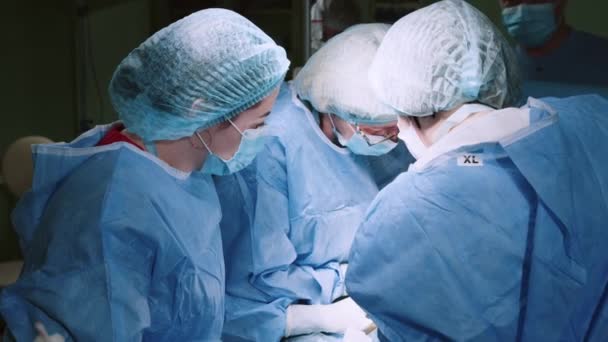 实施外科手术的外科团队 医生使用绝育手术设备进行外科手术 妇科医生和助产士生孩子 产科医院的婴儿 欢迎来到母爱 — 图库视频影像