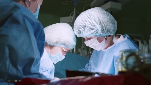 Orvos Műtétet Végez Sterilizált Felszereléssel Sebészcsapat Sebészeti Beavatkozást Hajt Végre — Stock videók