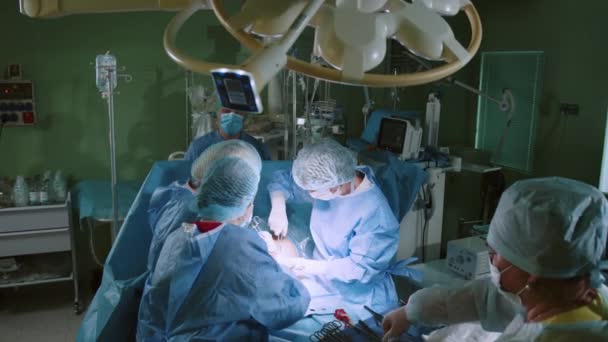 Arzt Der Chirurgische Eingriffe Mit Sterilen Geräten Durchführt Chirurgie Team — Stockvideo