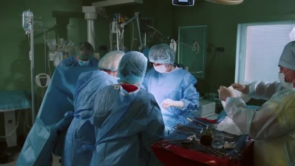 Lekarz Wykonujący Operację Przy Użyciu Sterylnego Sprzętu Zespół Chirurgiczny Wykonujący — Wideo stockowe