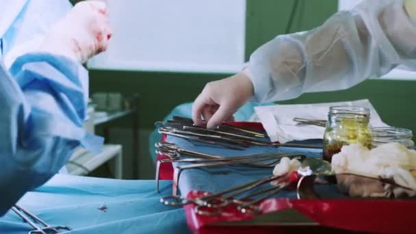 医療と医療コンセプト 手術の準備をする 手術ツール オペレーティングルームのテーブル上の複数の外科用具 ゴム製手袋のスクラブ看護師の手 現代医学コンセプト — ストック動画