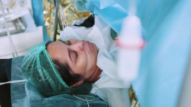 Doktor Sterilize Ekipman Kullanarak Ameliyat Yapıyor. Cerrahi Ekip Ameliyat Yapıyor. Jinekologlar ve doğum yapan ebeler. Doğum Hastanesi 'nde bir bebek. Anneliğe Hoş Geldiniz
