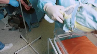 Profesyonel Anestezi Uzmanı Doktor, Tıp Ekibi ve Asistanı Modern Hastane Ameliyat Odasında Bebek Doğurma Bölümü ve Bebek Doğumu Teçhizatı Yapıyor