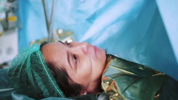 Крупный План Пациента Лежащего Хирургическом Столе Анестезией Дыхательной Трубкой Время — стоковое видео