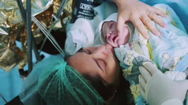 Madre Sostiene Bebé Recién Nacido Hospital Madre Sosteniendo Bebé Recién — Vídeo de stock