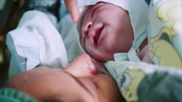 Anne Yeni Doğan Bebeği Hastanede Tutuyor Anne Doğumdan Hemen Sonra — Stok video