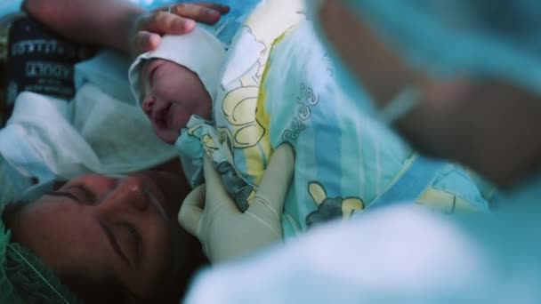 Μητέρα Κρατάει Νεογέννητο Μωρό Στο Νοσοκομείο Μητέρα Κρατά Νεογέννητο Μωρό — Αρχείο Βίντεο