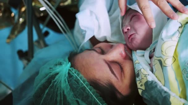 Мать Держит Новорожденного Ребенка Больнице Мать Держит Своего Новорожденного Ребенка — стоковое видео